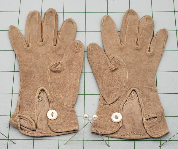 Child's kidskin gloves • 1939