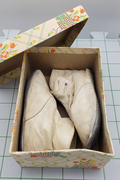 Antique baby's button up shoes • c. 1880s - 1920s