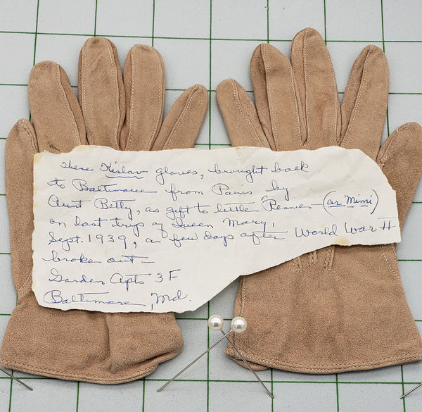 Child's kidskin gloves • 1939