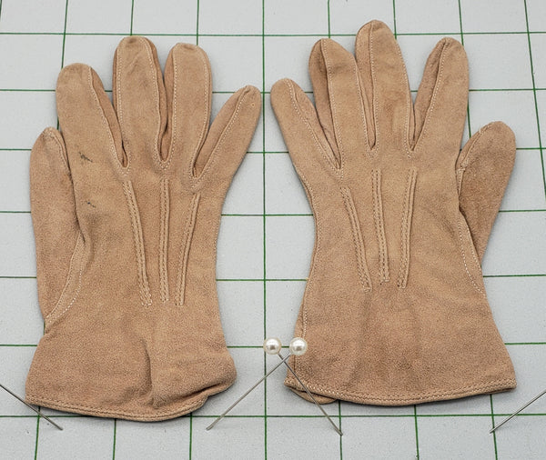 Child's kidskin gloves • 1939